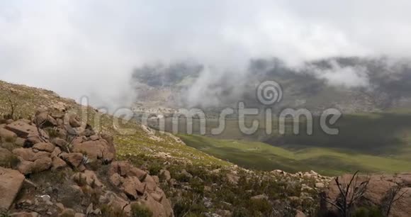 云雾缭绕的巴乐山景观视频的预览图