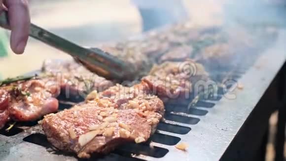 烧烤炒鲜肉鸡肉烧烤烧烤阳光明媚的户外厨师把肉放到烤架上视频的预览图