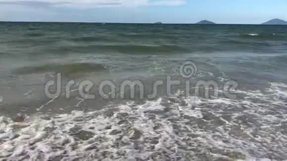 夏季傍晚越南海岸附近的强浪视频的预览图
