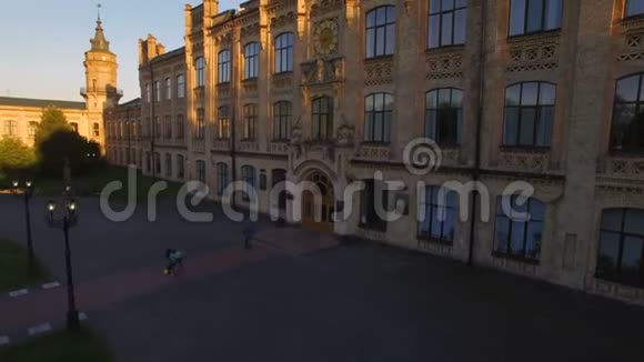 日落时分城市背景上的老科利奇视频的预览图