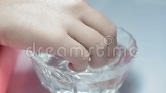 特写女孩在热水中用肥皂洗手为他们准备申请清漆视频的预览图