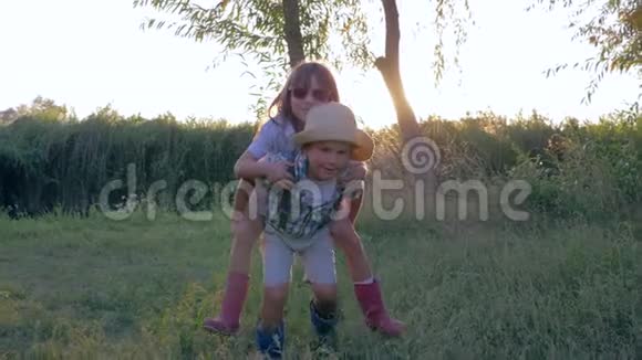 小朋友驮着男孩和女孩一起在乡下玩视频的预览图