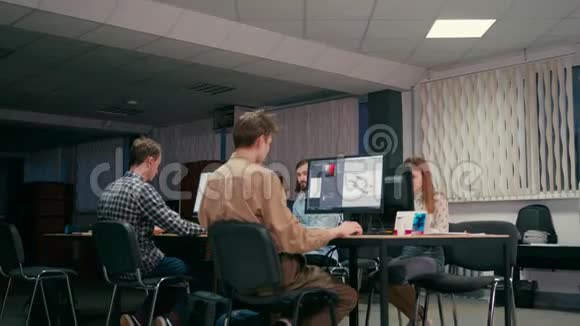 建筑师的团队工作是在他们的启动办公室的计算机上工作视频的预览图