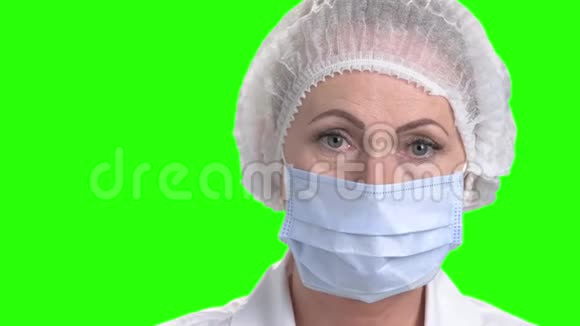 关闭戴手术帽和口罩的女医生视频的预览图