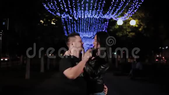 美丽的男人和女人晚上在城市小巷里跳舞视频的预览图