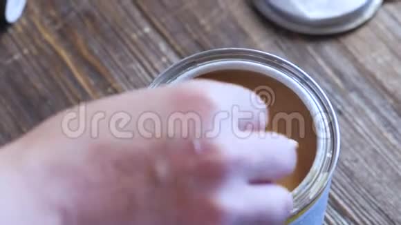 工人的特写他的手在罐头里洗了一张油餐巾纸视频的预览图