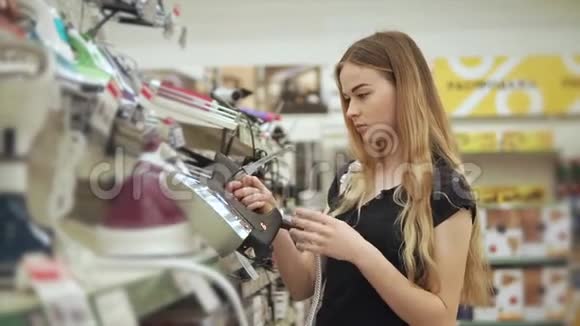 金发女郎手里拿着一个超市里的铁样品视频的预览图