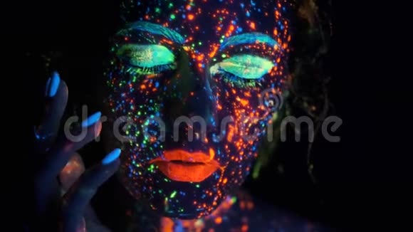 紫外线下的特写肖像在黑暗的油漆中涂上了辉光视频的预览图