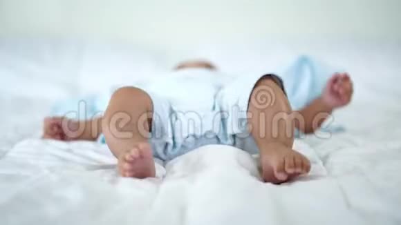 可爱的小宝宝在床上活动视频的预览图