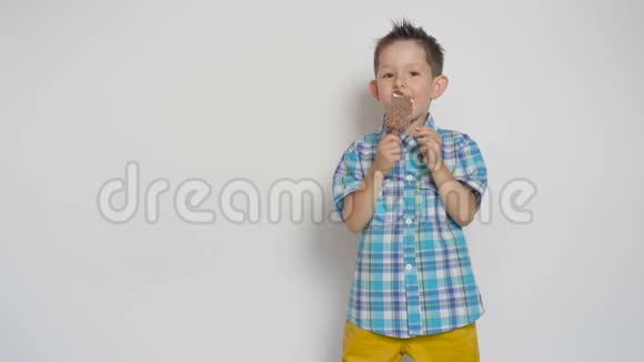 带着巧克力冰淇淋的兴奋孩子五岁白色背景视频的预览图