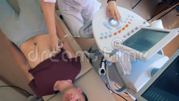 男性病人在医疗机构接受超声检查视频的预览图