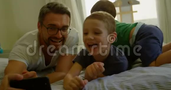 爸爸和孩子们在床上自拍4k视频的预览图