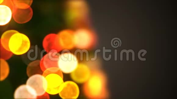美丽的特写圣诞树灯光闪烁和旋转在BlurBokeh加载3d动画圣诞快乐视频的预览图