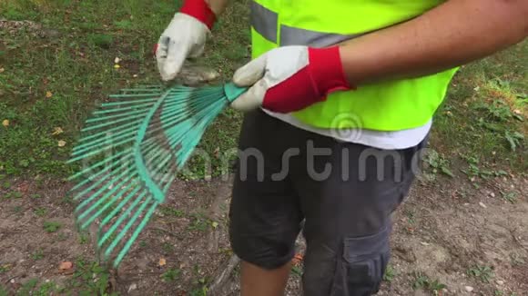 工人正在修理耙子的树枝视频的预览图