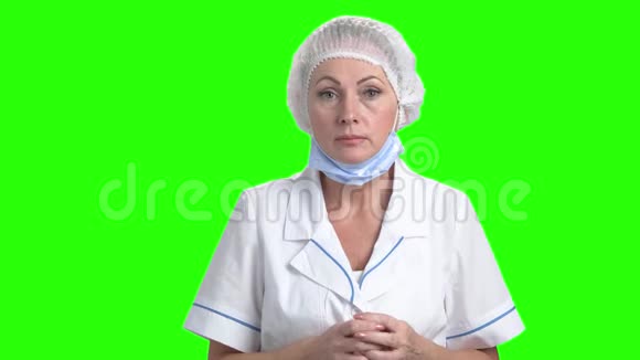 绿色屏幕上惊讶的医生女人视频的预览图