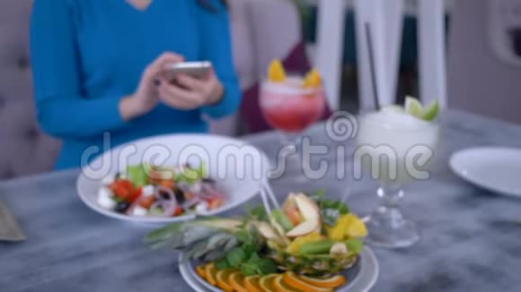 健康食品人们用现代电话为社交网络早午餐期间的素食沙拉拍照视频的预览图