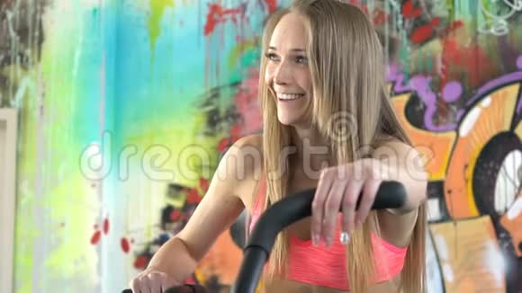 年轻漂亮的女运动员在健身房说话视频的预览图