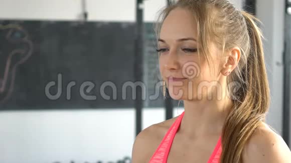 健身妇女在健身房锻炼后喝水视频的预览图
