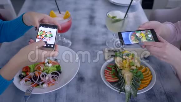 新派对女朋友使用现代移动技术并在社交媒体上为美丽的食物拍照视频的预览图