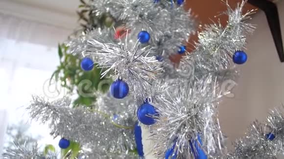 孩子们房间里圣诞树上装饰着闪闪发光的圣诞装饰品视频的预览图
