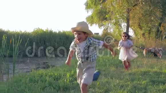 暑假快乐的孩子们在农村玩接球和背光跑步视频的预览图
