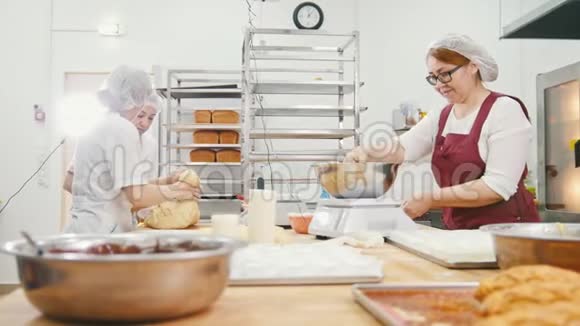 面包店里的雇员们做新鲜面包视频的预览图