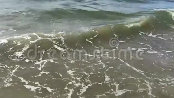 夏季傍晚越南海岸附近的强浪视频的预览图