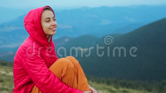 坐在山崖上的旅游妇女视频的预览图