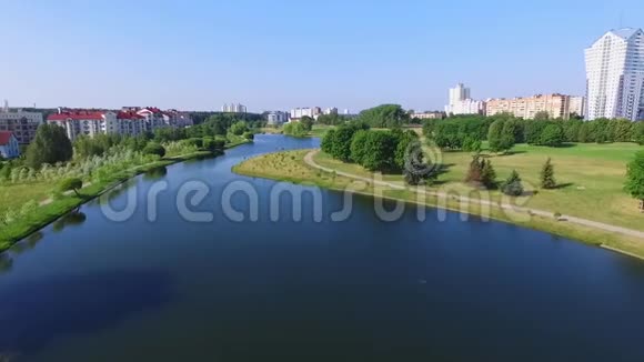城市河流从一个高度视频的预览图