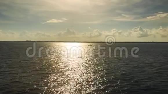 视频海洋天际线小船在夕阳下航行视频的预览图