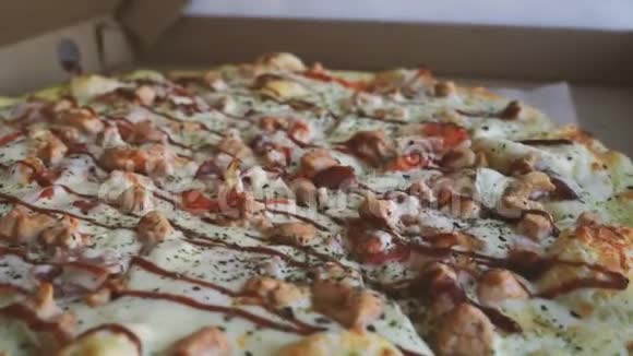 在披萨盒里纸板箱里的经典披萨从上面可以看到广阔的视角披萨外卖菜单快餐视频的预览图