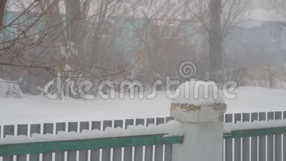 雪落在小栅栏的背景上视频的预览图