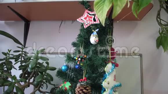 孩子们房间里圣诞树上装饰着漂亮的玩具视频的预览图