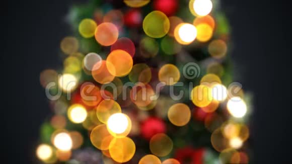 新年树灯在黑色背景下无缝闪烁加载3d动画圣诞快乐新年快乐视频的预览图