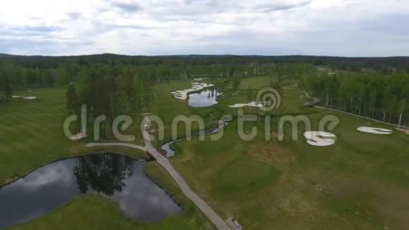 高尔夫球场从上面视频的预览图