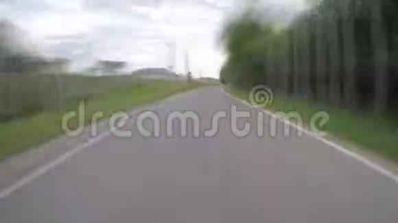 夏天的一天汽车在乡间小路上的时间推移视频的预览图