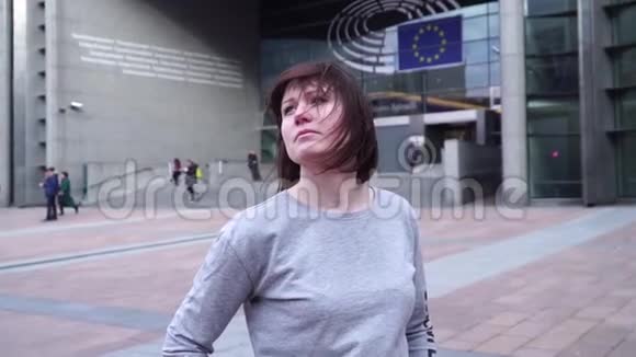 旅游女士走路看布鲁塞尔欧洲议会附近的景点比利时慢动作视频的预览图