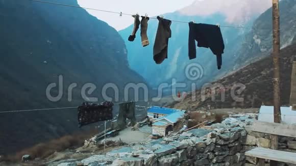 游客在尼泊尔山区晾晒衣物视频的预览图