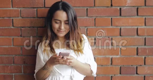 年轻女子在手机上发短信视频的预览图