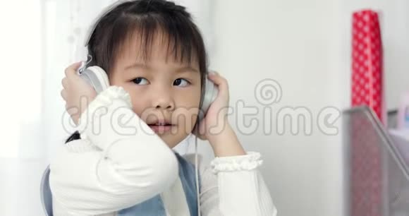 享受每一天合上一个漂亮的亚洲小女孩一边听音乐一边举手视频的预览图