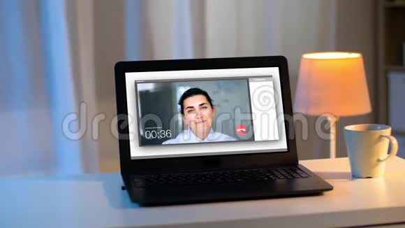 夜间桌面上有视频通话的笔记本电脑视频的预览图