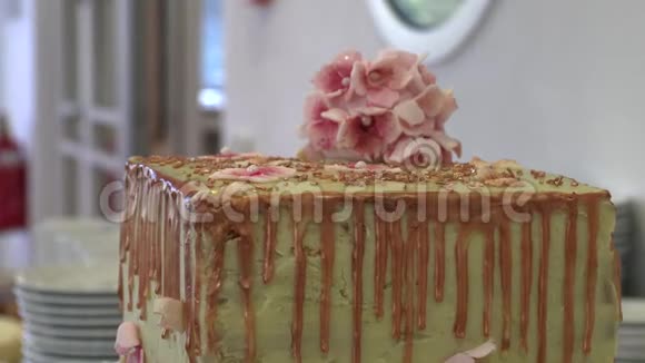 蛋糕和其他糕点放在甜点桌上视频的预览图