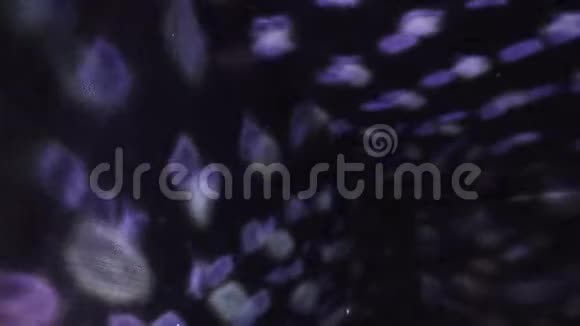 未来主义的波浪柔和的光线反射在黑暗的房间的墙壁上4k视频的预览图