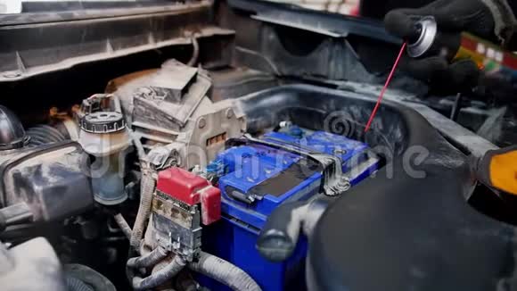 汽车服务一个机械师在电池螺母上喷药视频的预览图