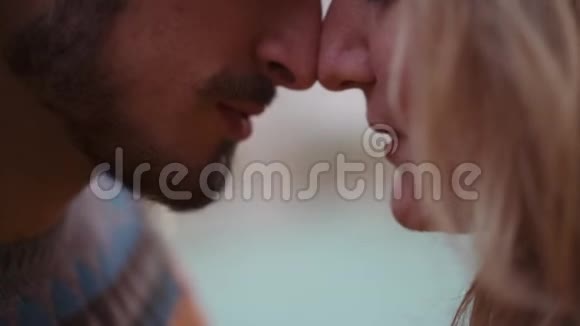 女人和男人闭上脸他们拥抱亲吻相爱混合种族视频的预览图