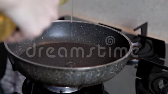 在包括在内的炉子上锅被加热烹饪橄榄油倒在上面视频的预览图