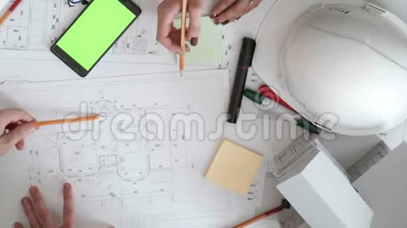 建筑师绘制建筑工程草图从顶部看视频的预览图