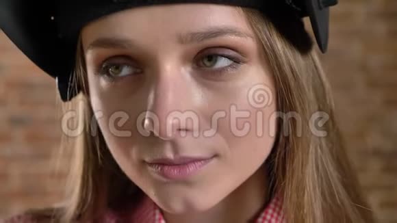 年轻悲伤的女孩戴着焊接面具特写建筑构思视频的预览图