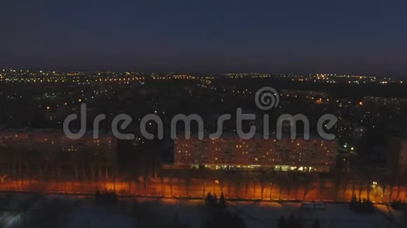 晚上城市的高清无人机空中拍摄最后拍摄到住宅楼视频的预览图