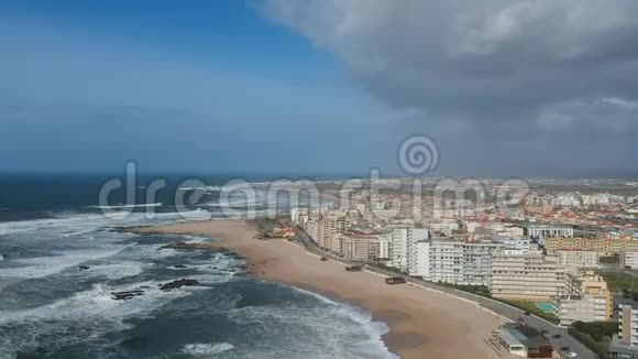 在葡萄牙波尔图的AveroMar和PovoadeVarzim的海滩和城镇上空拍摄的空中城市景观视频的预览图